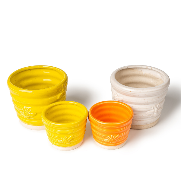 Vuoi migliorare il tuo spazio e la tua esperienza di regali? Prova questo barattolo di candela in ceramica di cera d'api con adorabili dettagli di api!