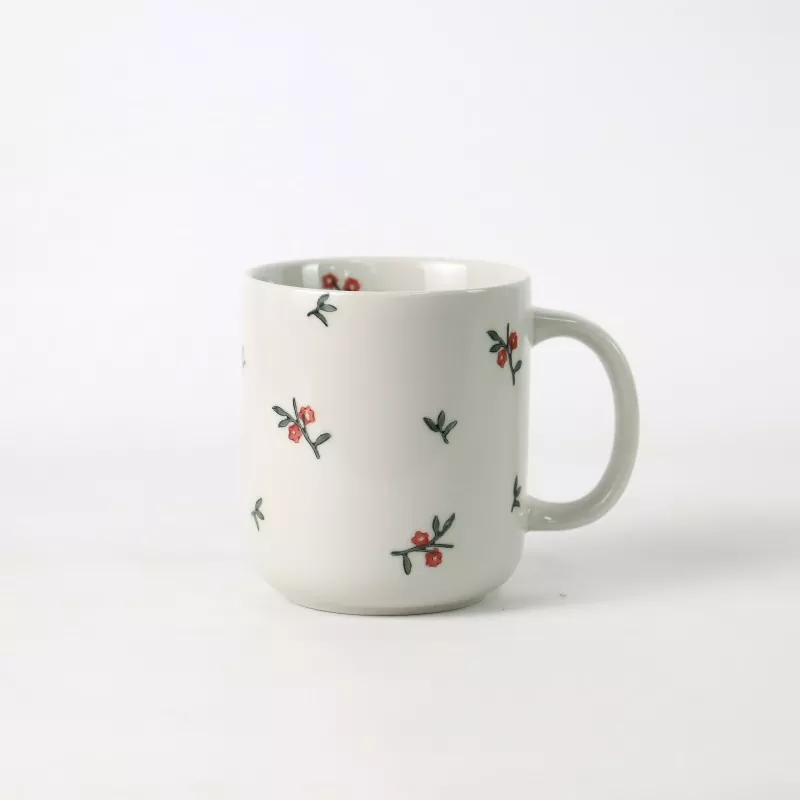 Tazze in ceramica con motivi floreali