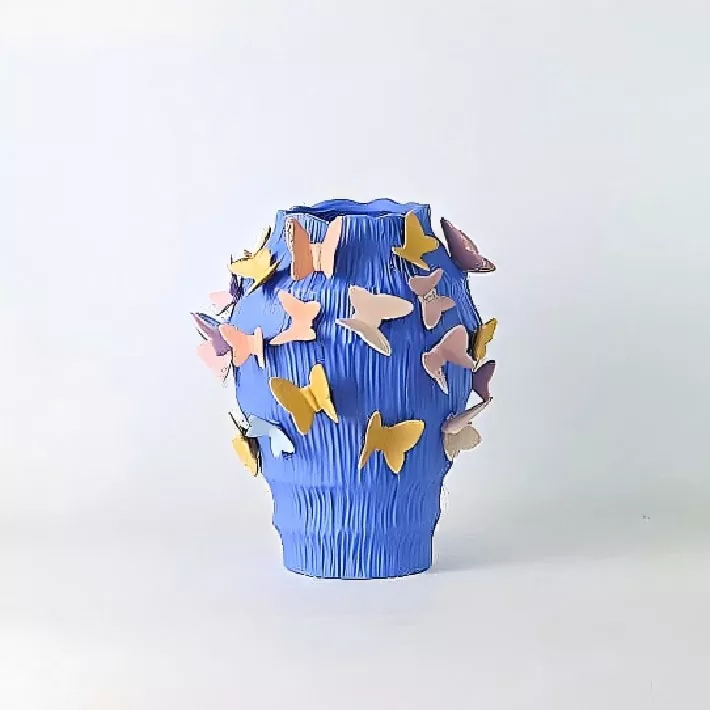 Vaso in ceramica fatto a mano con farfalle danzanti