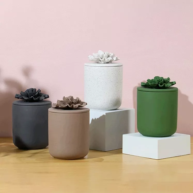 Portacandele in ceramica con petali in rilievo