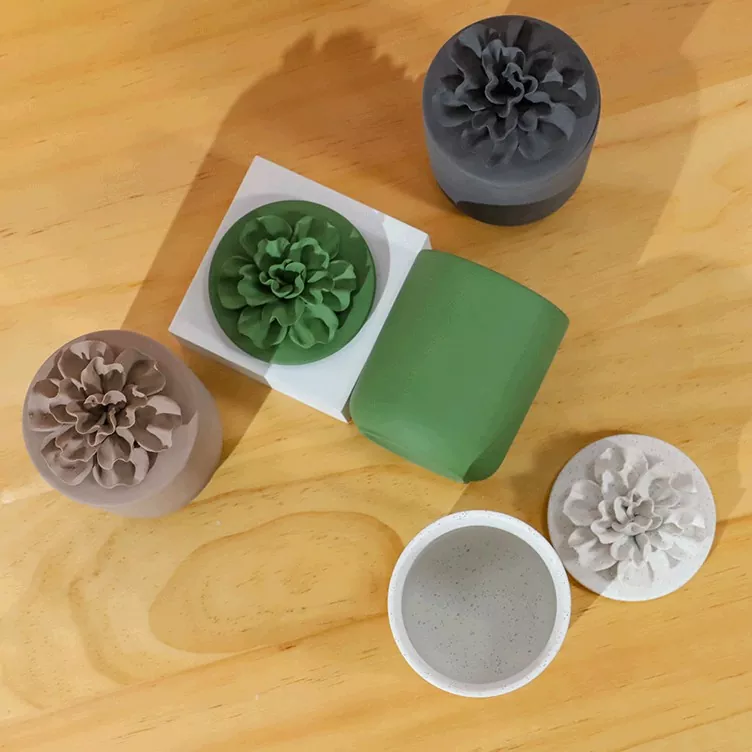 Portacandele in ceramica con petali in rilievo