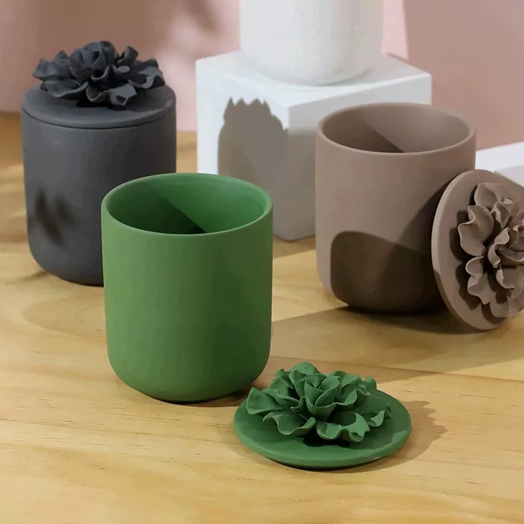 Portacandele in ceramica con petali in rilievo