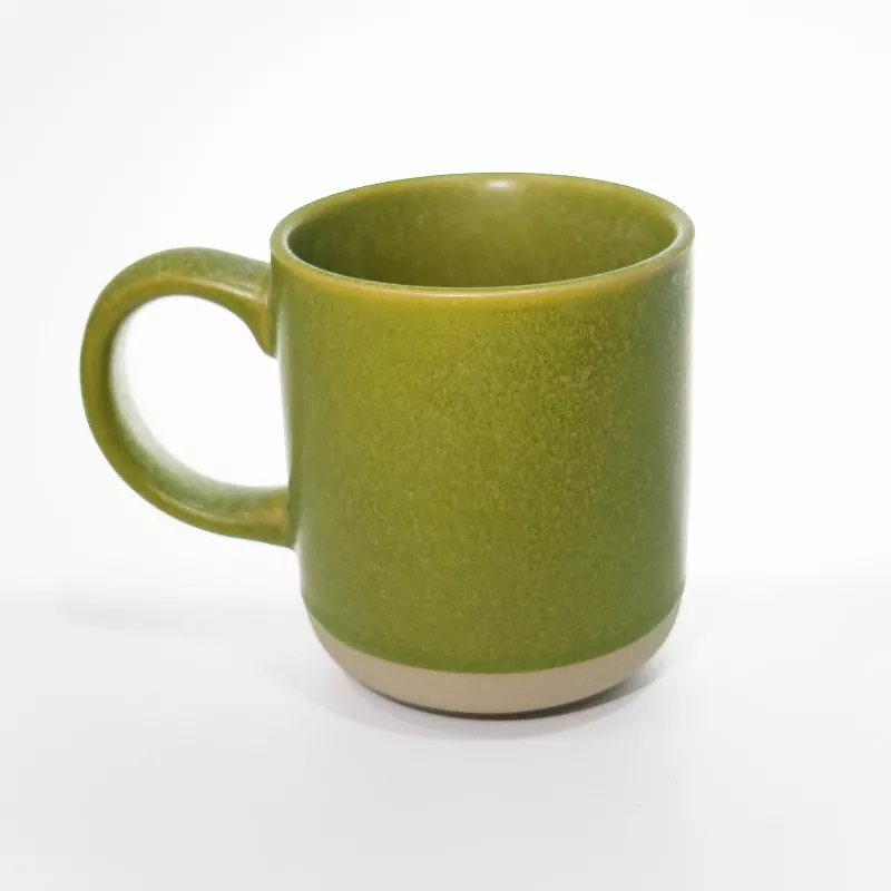 Tazza verde da viaggio in ceramica semplice e moderna Tazza verde da viaggio in ceramica semplice e moderna