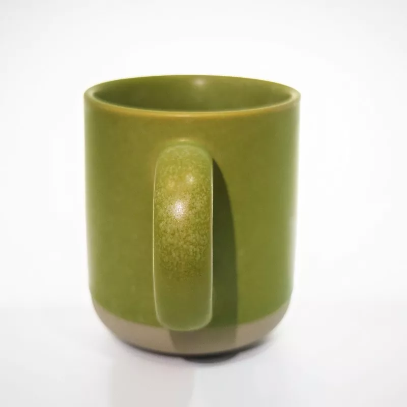 Tazza verde da viaggio in ceramica semplice e moderna