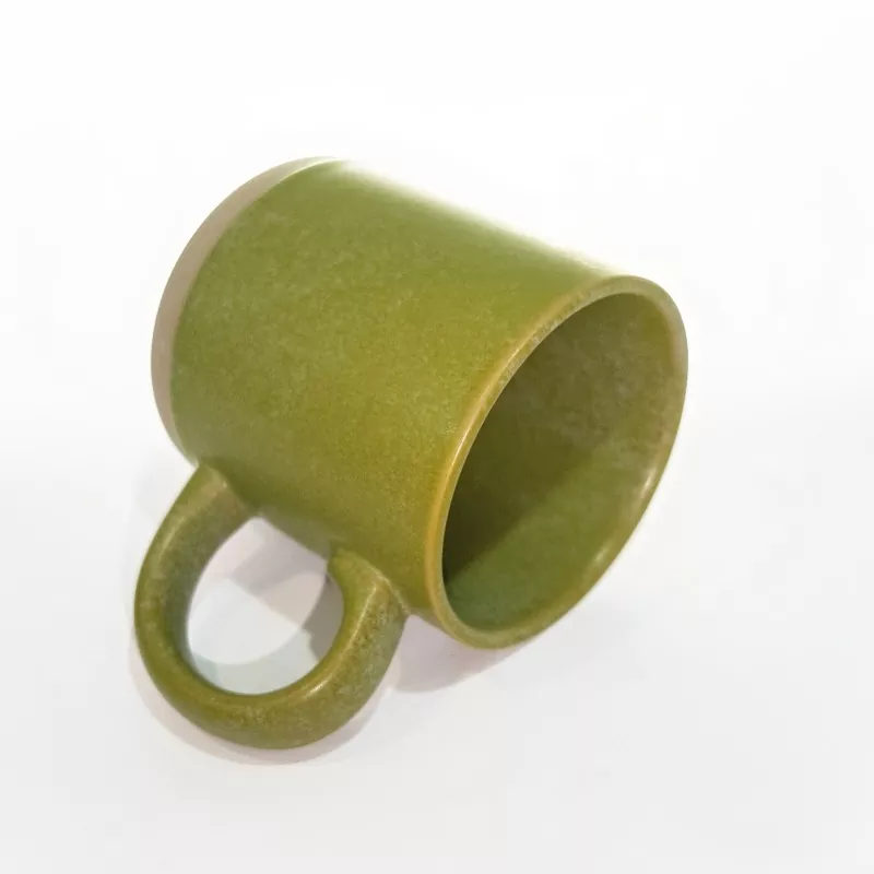 Tazza verde da viaggio in ceramica semplice e moderna