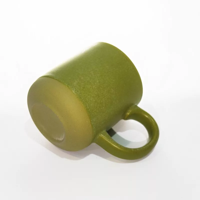 Tazza verde da viaggio in ceramica semplice e moderna