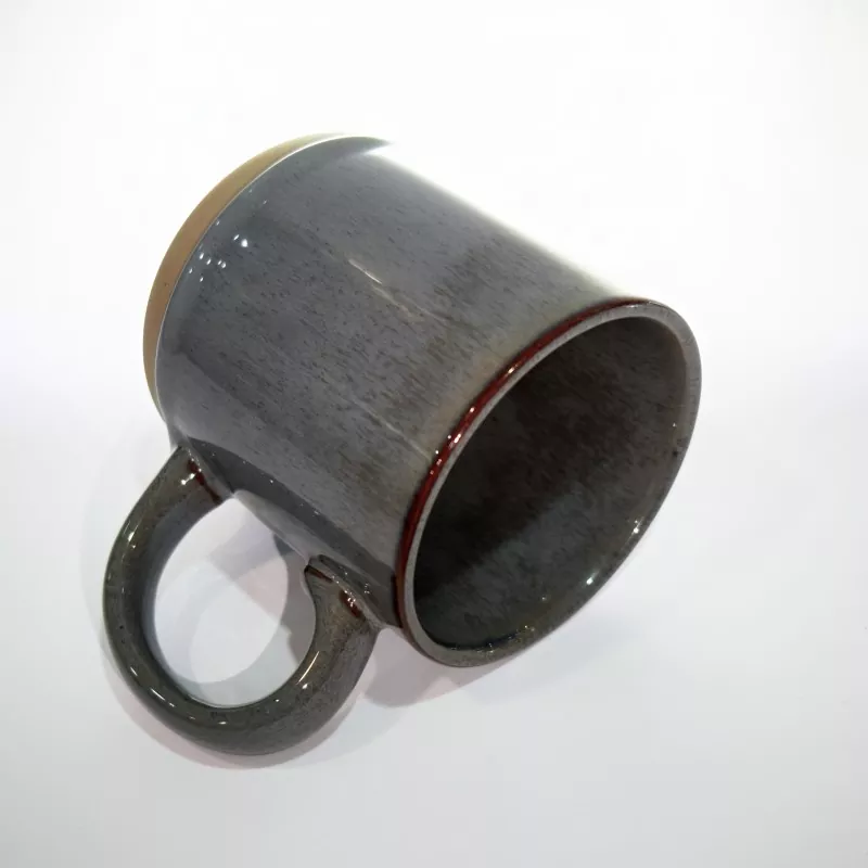 Tazza grigia da viaggio in ceramica semplice e moderna