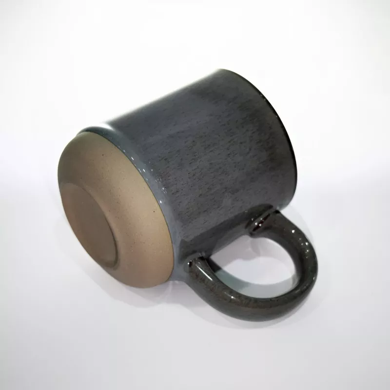 Tazza grigia da viaggio in ceramica semplice e moderna