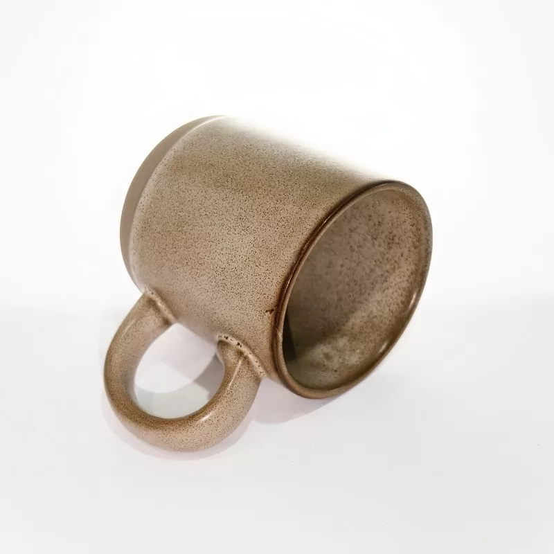 Tazza da viaggio in ceramica semplice e moderna